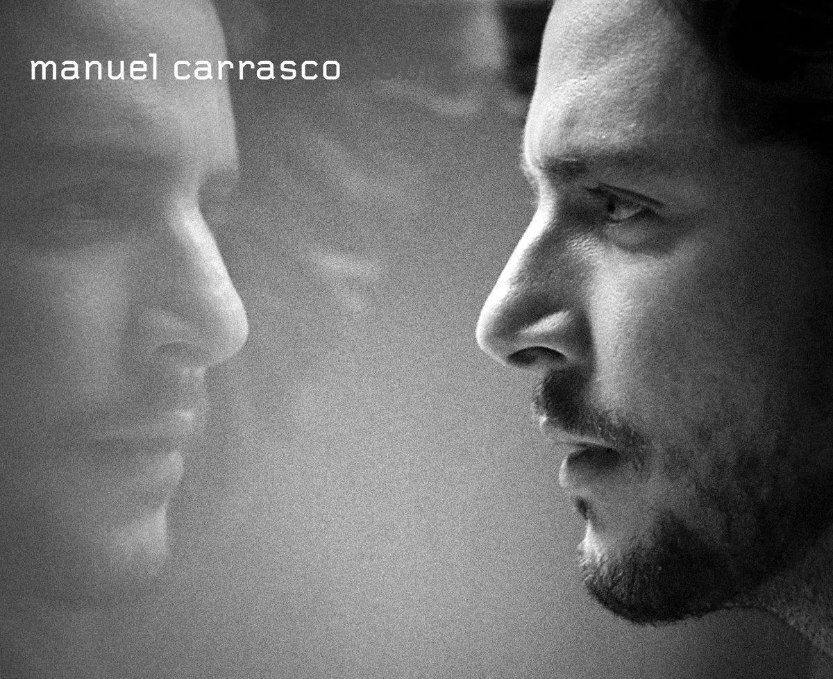 Retrato en blanco y negro de la portada de Habla (2012): Manuel Carrasco con la mano junto a la boca, como quien va a decir algo.