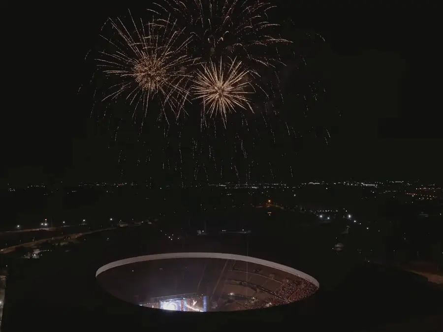 Fuegos artificiales sobre el estadio de La Cartuja de noche, en 2026.