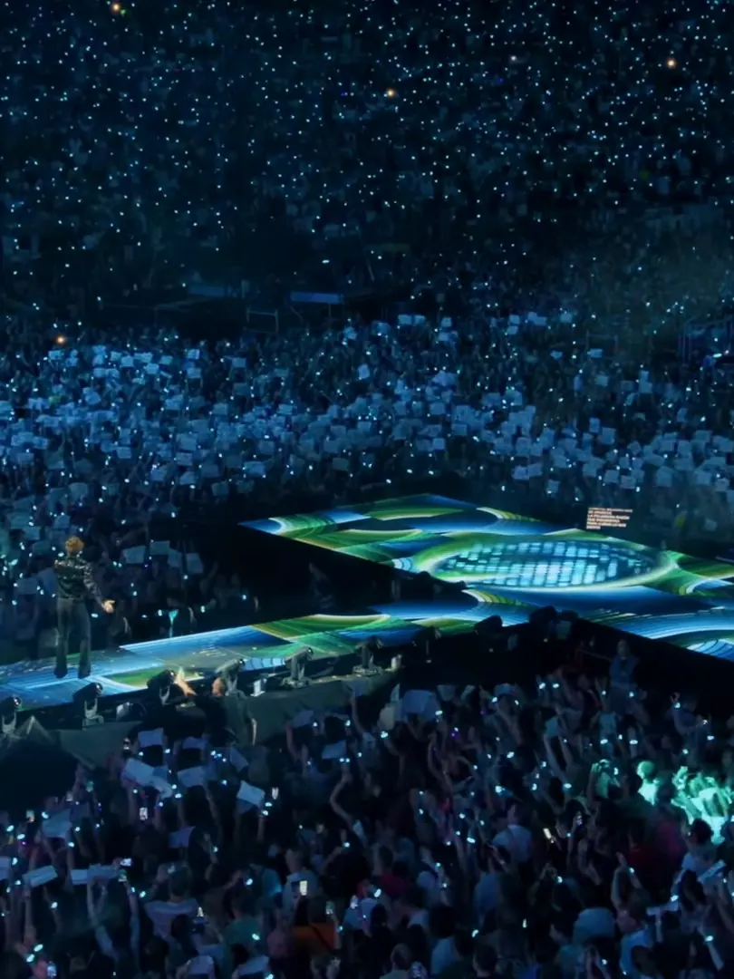 Miles de luces de móviles encendidas en un estadio durante uno de sus conciertos.