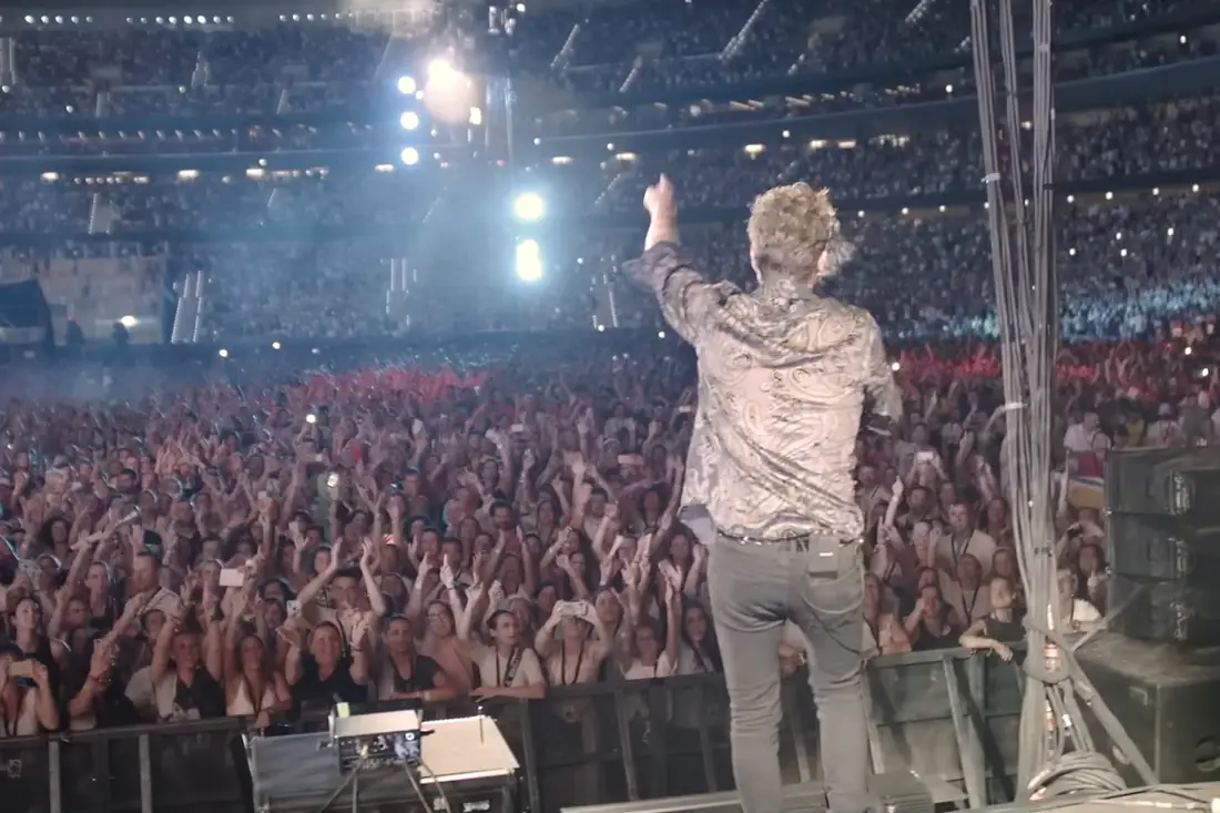 Manuel Carrasco, de espaldas, saluda al Metropolitano lleno en 2019.