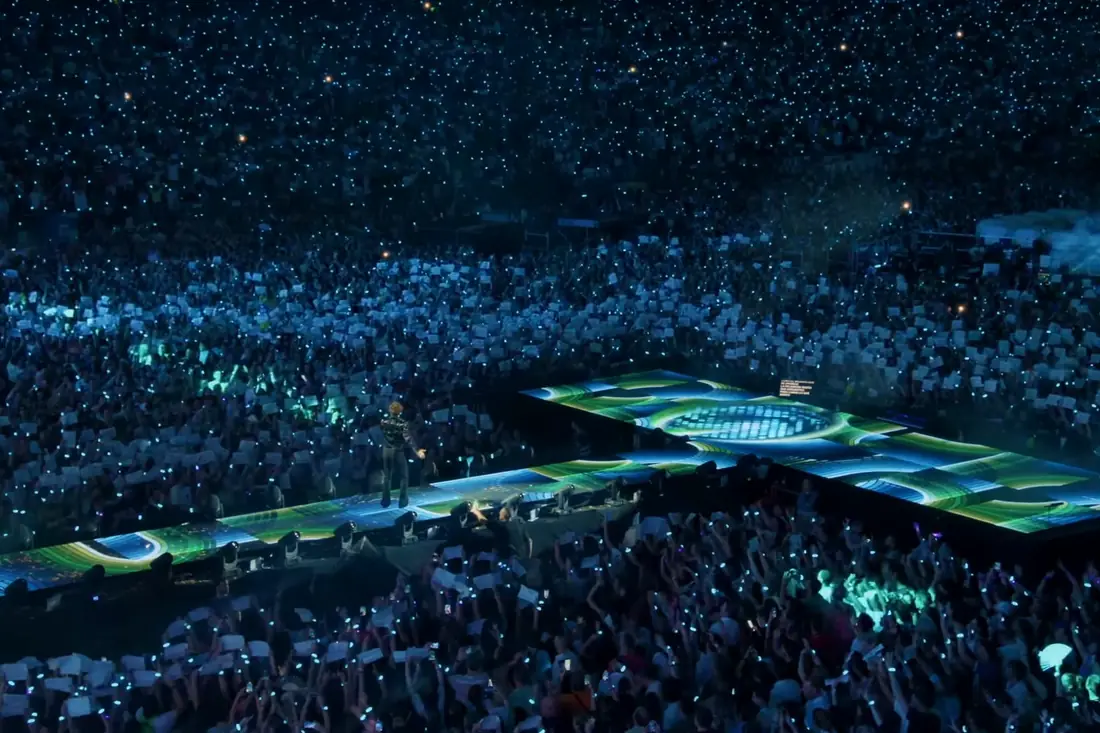 Las luces de los móviles llenan el Bernabéu, en 2024.