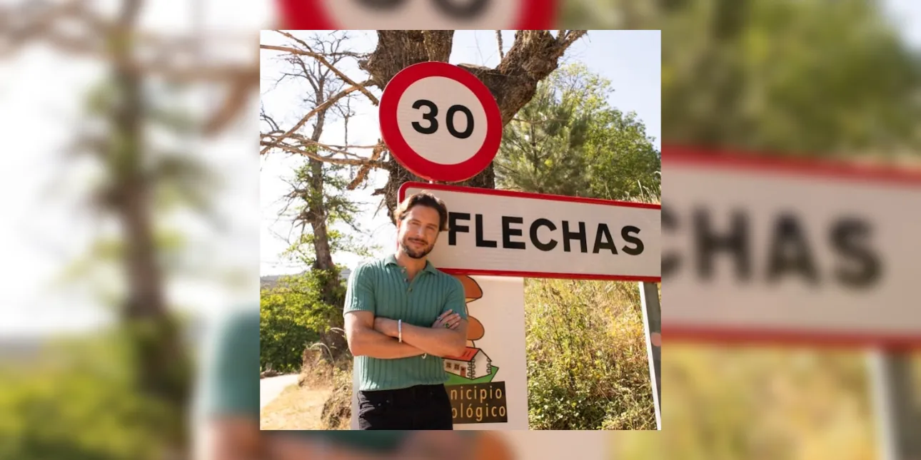 Manuel Carrasco junto a la señal de entrada al pueblo de Flechas, en Zamora.