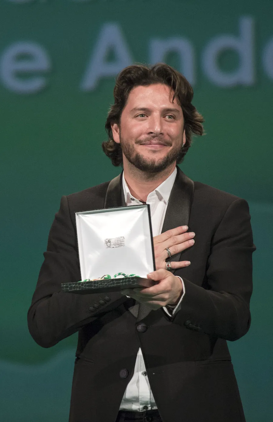 Manuel Carrasco sostiene la Medalla de Andalucía en el Teatro de la Maestranza, en 2016.