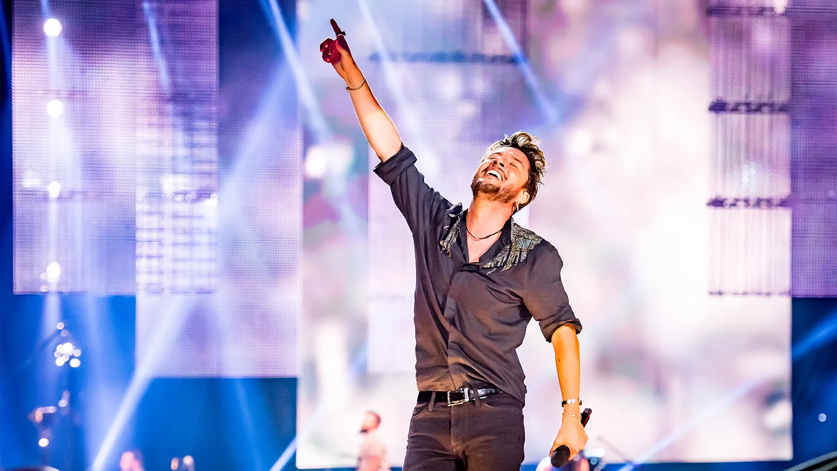 Manuel Carrasco ante el estadio lleno durante la gira La cruz del mapa, en 2019.