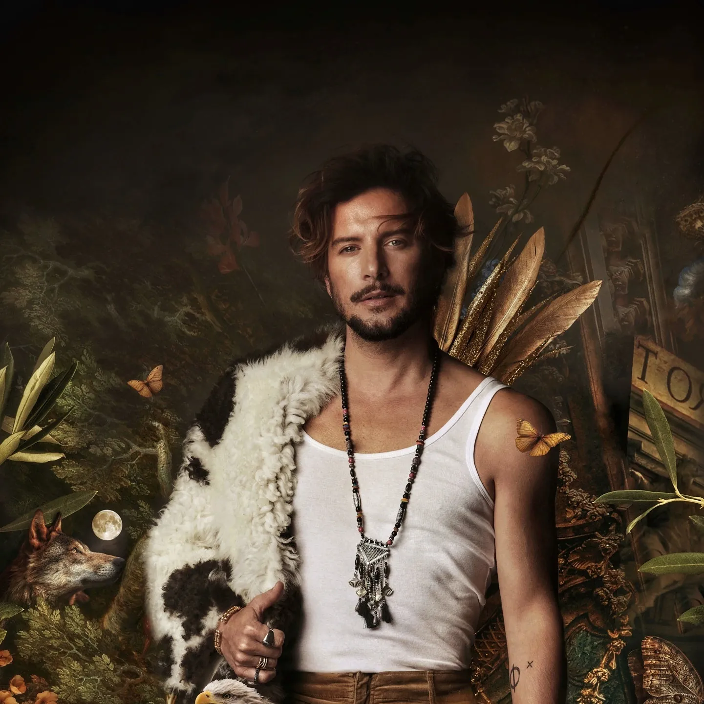 Manuel Carrasco con chaleco de piel de oveja y collares, en la jungla pintada del Tour Salvaje 2025.