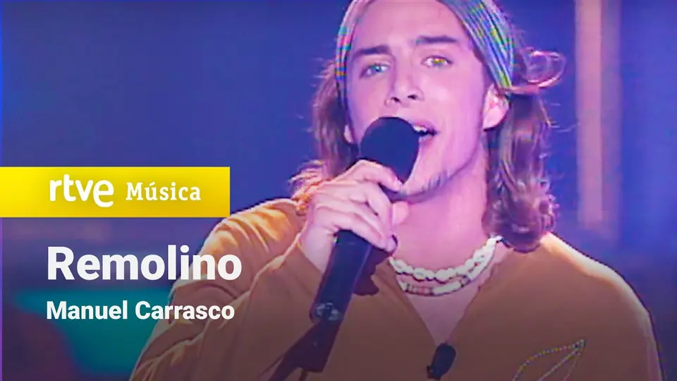 Manuel Carrasco canta “Remolino” en la Gala 0 de Operación Triunfo, en 2002.